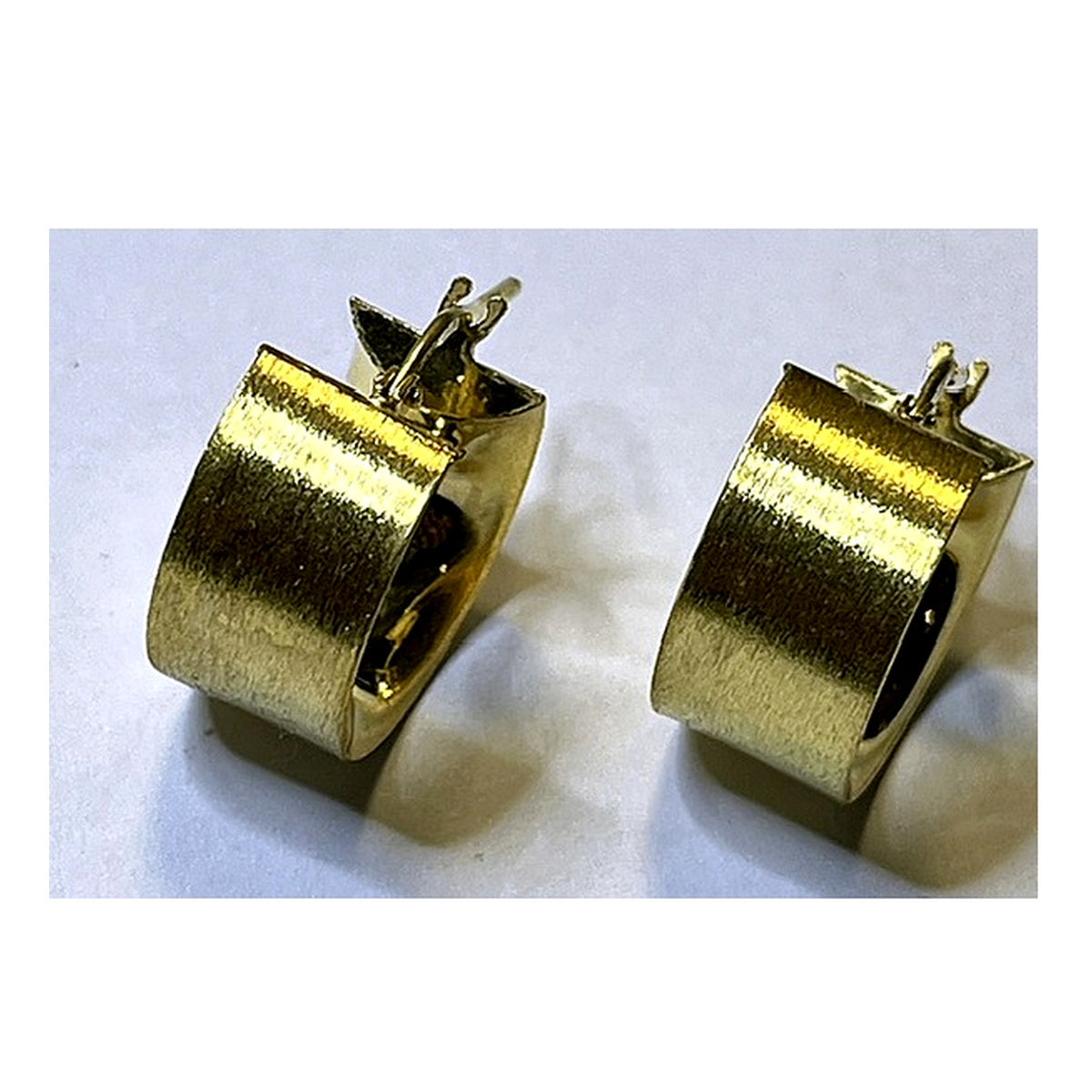 Orecchini Huggie Bombati Satinati Dorati 18Kt in Argento 925 – 17 × 17 mm